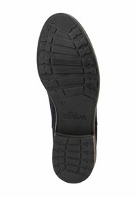Suela de zapato de goma negra con un patrón de textura en la suela, que presenta el nombre de la marca "s.Oliver" y la talla "37" grabados cerca del talón.