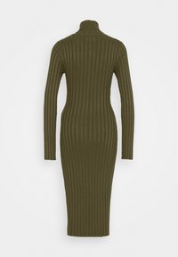 Robe en maille côtelée vert olive à manches longues, col roulé haut, silhouette ajustée et longueur midi.