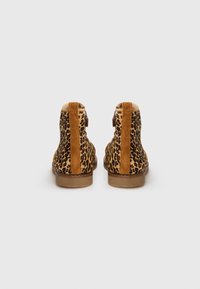 Leopardenmuster-Ankle-Boots mit Wildleder- und glatten Oberflächen, braunen Lederakzenten und einem abgerundeten Zehen design mit flachem Absatz.