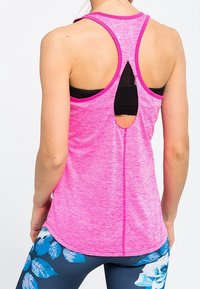 Top athletic rosa con design racerback, caratterizzato da un dettaglio a taglio sul retro e una finitura tessurizzata. Abbinato a leggings floreali.