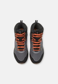 Keski-malliset vaelluskengät, joissa on harmaa ja musta synteettinen päällinen, oranssit nauhat, teksturoitu pohja sekä pehmustettu nilkkaosa mukavuutta ja tukea varten.