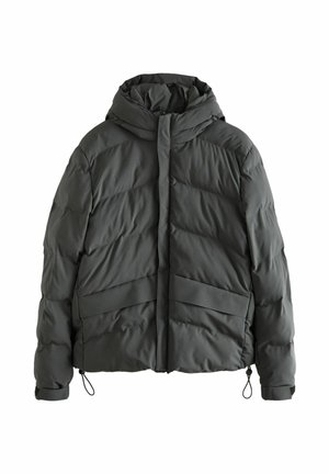 Abrigo acolchado gris oscuro con un alto cuello, diseño de costuras horizontales, dobladillo con cordón elástico y cierre a presión en la parte delantera.