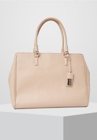 Borsa a mano in pelle beige con doppi manici, forma rettangolare, texture sottile e etichetta removibile. Presenta linee pulite e design strutturato.