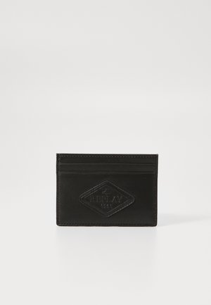 Portafogli nero in pelle con una toppa a forma di diamante. Include diverse fessure per carte e una finitura liscia e strutturata.