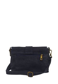 Sac en suede bleu foncé avec une fermeture à rabat, poche zippée à l'avant, sangle réglable et détails de couture contrastés.