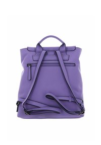 Sac à dos en cuir violet avec double poignées, bretelles ajustables et poche zippée à l'avant. Texture lisse avec des détails de couture contrastants noirs.