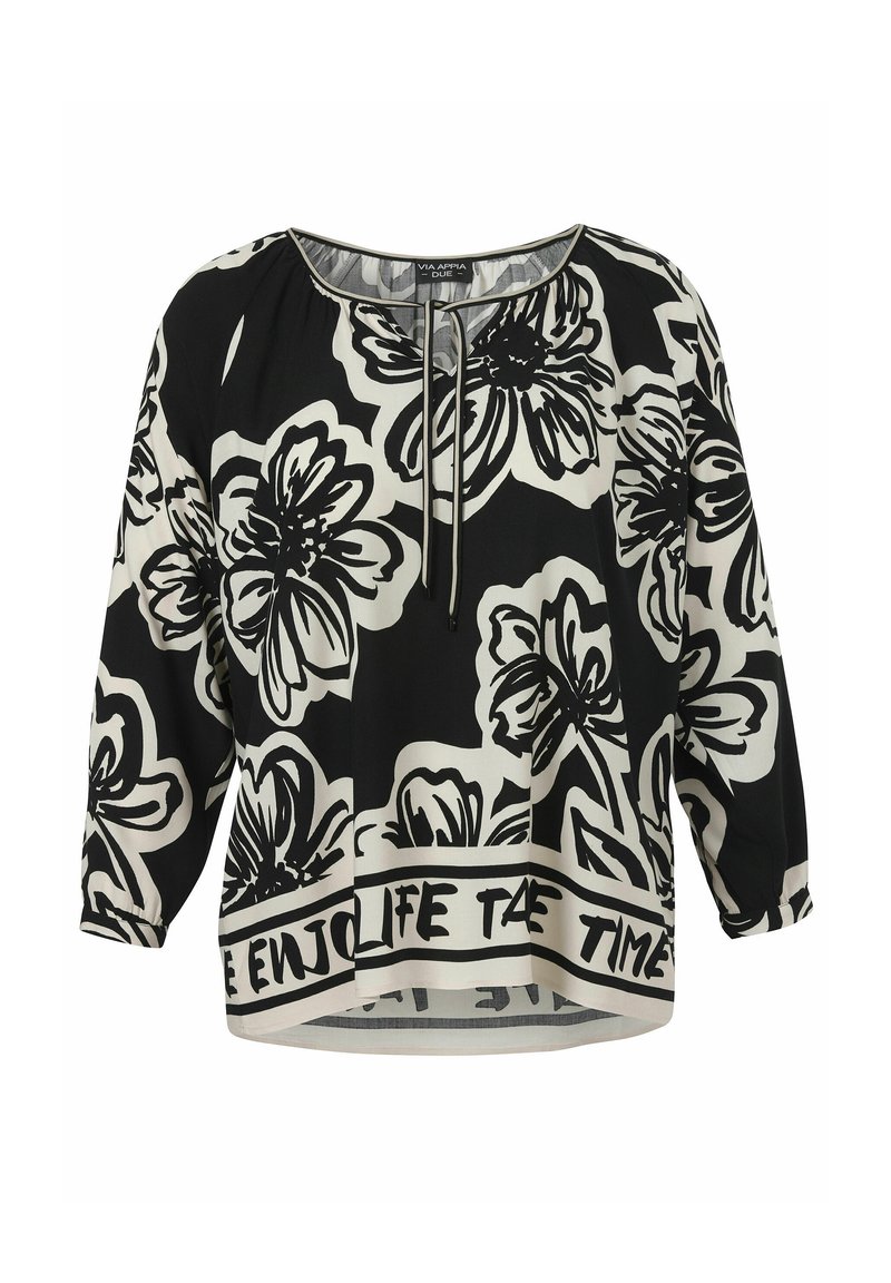 Zwart-witte bloes met bloemenprint, met driekwart mouwen, ronde hals en een losse pasvorm. Bevat een slogan "Geniet van het Leven" aan de onderzijde.