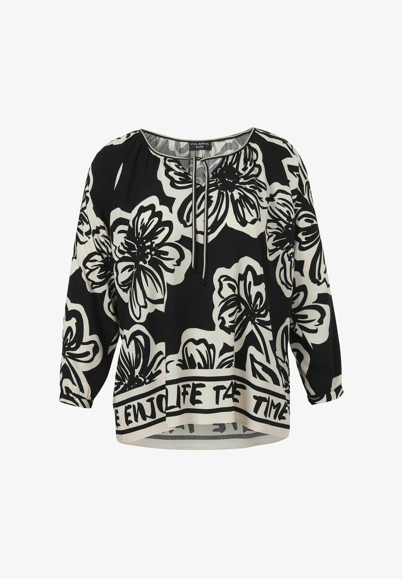Zwart-witte bloes met bloemenprint, met driekwart mouwen, ronde hals en een losse pasvorm. Bevat een slogan "Geniet van het Leven" aan de onderzijde.