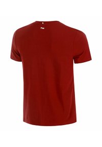 Camiseta corta roja de algodón, con cuello redondo y logo de Fila en la parte posterior. Textura suave, diseño minimalista.
