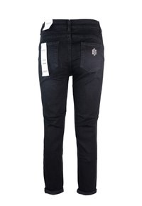 Jeans in denim nero con una vestibilità slim, cinque tasche e un orlo piegato. Presentano etichette con il marchio e un logo in cristallo sulla tasca posteriore.