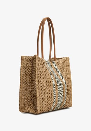 Borsa tote in paglia naturale intrecciata con manici in pelle marrone chiaro, caratterizzata da un motivo a strisce geometriche diagonali bianche e nere. Design con apertura superiore.
