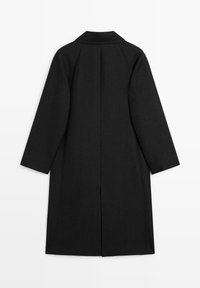 Cappotto di lana nero con colletto, maniche lunghe e silhouette dritta. Presenta uno spacco centrale sul retro e un design minimalista.