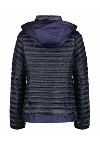 Granatowa kurtka puchowa z kapturem, posiadająca pikowany wzór, gładką teksturę oraz boczne zamki błyskawiczne na końcu, umożliwiające regulację dopasowania.