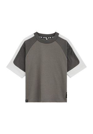 Tricou raglan cu mâneci scurte, corp gri închis și mâneci, și panouri albe care se extind de la partea superioară a brațelor până la capetele mânecilor.