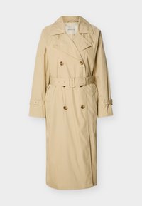 Trench-coat beige à double boutonnage avec ceinture assortie, larges revers, poignets boutonnés et poches latérales, présenté sur un fond blanc.