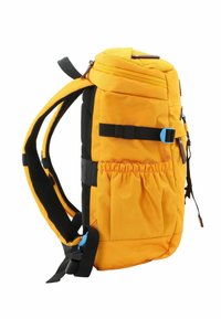 Gelber Stoff-Rucksack mit schwarzen Akzenten, Reißverschluss, gepolsterten Trägern, elastischen Seitentaschen und einer schlanken, ergonomischen Form.