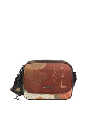 Borsa a tracolla marrone e beige con motivi astratti, design in rilievo volto femminile sulla patta anteriore e portachiavi decorativo sulla tracolla.