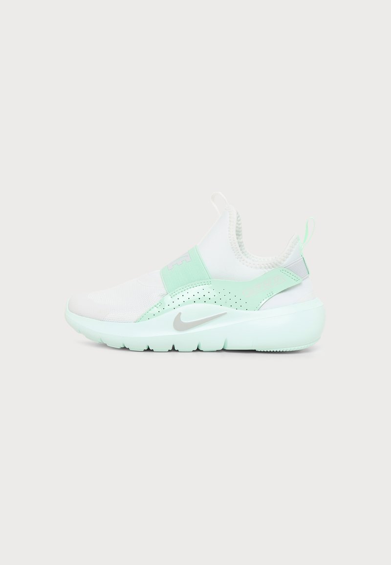 Λευκό και μέντα slip-on sneaker με ελαστικό άνω μέρος, διάτρητο πλευρικό πάνελ, ταινίες για τράβηγμα και παχύ μαλακό πέλμα με γκρίζο λογότυπο swoosh.