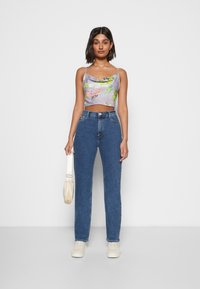 Tommy Jeans JULIE - Calças de ganga de perna direita - denim dark