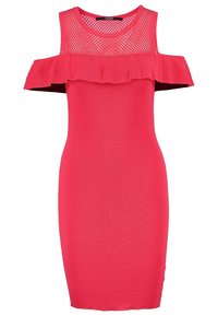 Robe rouge ajustée, à côtes, avec des manches dénudées et un panneau en maille. Détails froncés le long de l'encolure et texture douce.