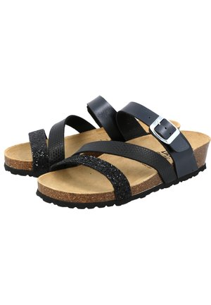 Schwarze Sandalen mit mehreren Riemen, darunter ein texturierter Riemen mit Glitzer, ein glatter Lederriemen und eine metallische Schnalle. Korksohle.