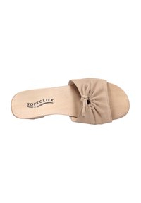 Beige instap sandalen gemaakt van zachte suede met geplooid materiaal detail en een strikaccent. Houten binnenzool met de merknaam "SOFTCLOX" gedrukt.