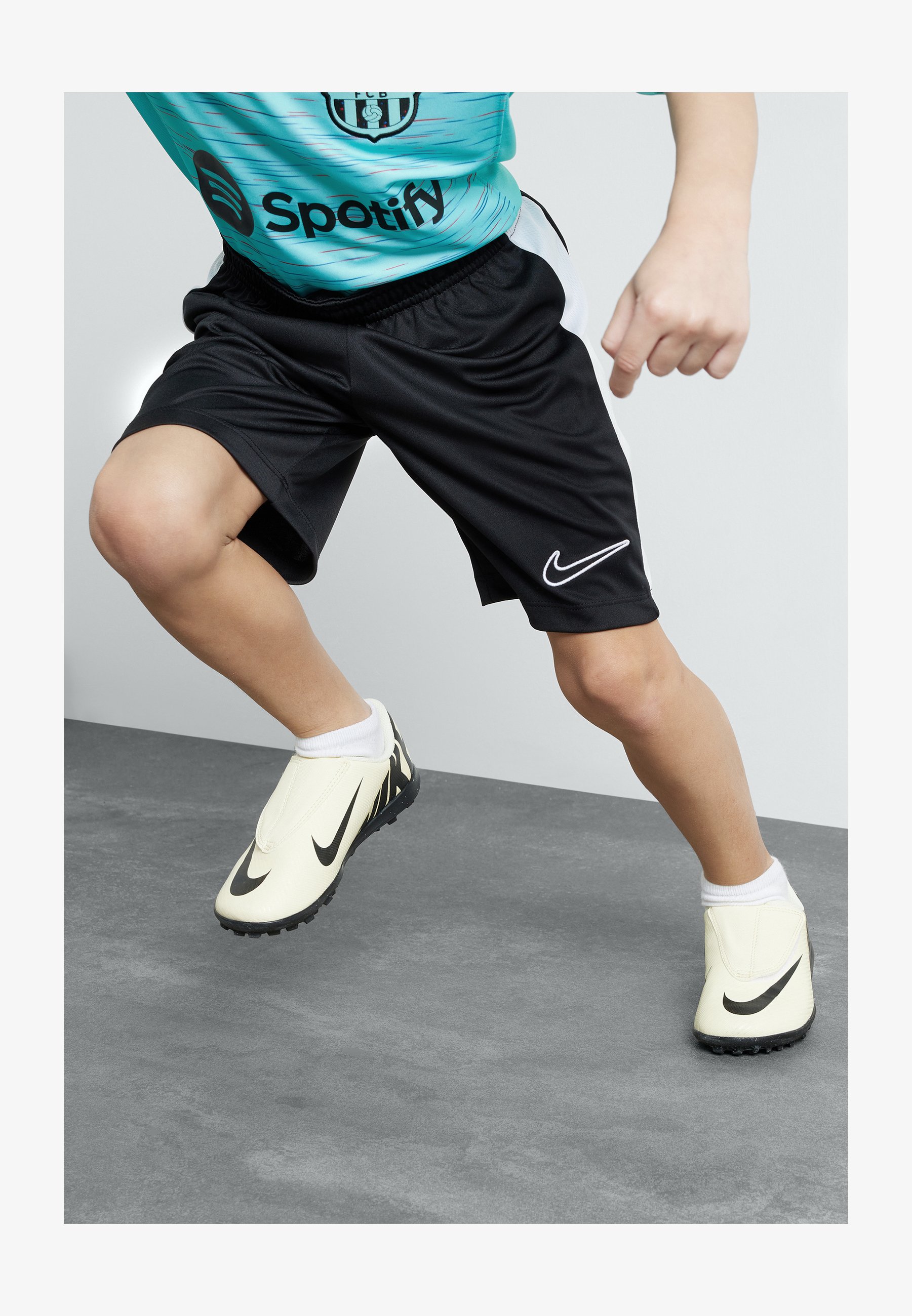 Errea - Maxy Skin Pantaloncini Sportivi Unisex Adulto, Leggeri E Traspiranti, Con Tasche, Girovita Elastico, Per Calcio, Fitness, Corsa