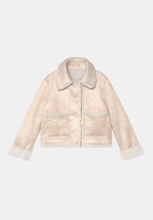Veste beige en fausse fourrure avec large col, deux poches avant et poignets bordés de polaire blanche douce.