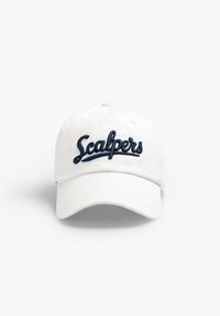 Witte baseballcap met marineblauwe borduring van het woord "Scalpers" aan de voorkant. Zachte stof met een gebogen klepdesign.