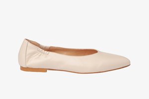 Bailarinas de cuero beige con punta afilada, parte trasera elástica y suela plana en tono marrón. Textura suave y diseño minimalista.