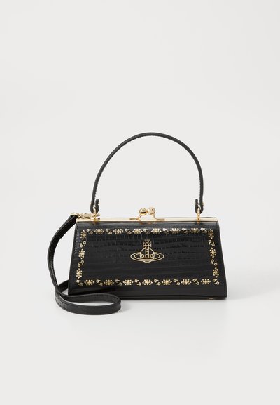 Črna torbica s krokodiljim vzorcem in zlatimi dodatki, z izdelanim oblikovanjem, cvetličnimi akcenti in snemljivim naramnim trakom.