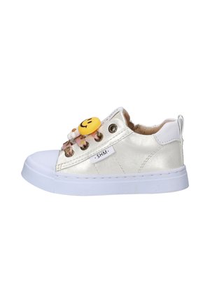 Lage witte kindersneaker met metallic afwerking, bloemenveters, glimlachbedel en SHM merklabel aan de zijkant.