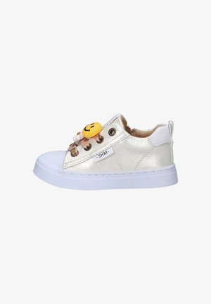 Children's low-top white sneaker with metallic finish, floral laces, smiley face charm, and SHM brand label on side.