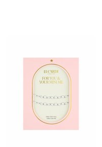 Zilveren kettingen armbanden weergegeven in een roze doos met gouden accenten. De tekst leest "VOOR JOU & JOUW MINI ME." Bevat twee armbanden met ronde schakels.