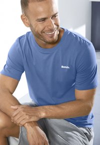 Bench T-Shirt basic - blau