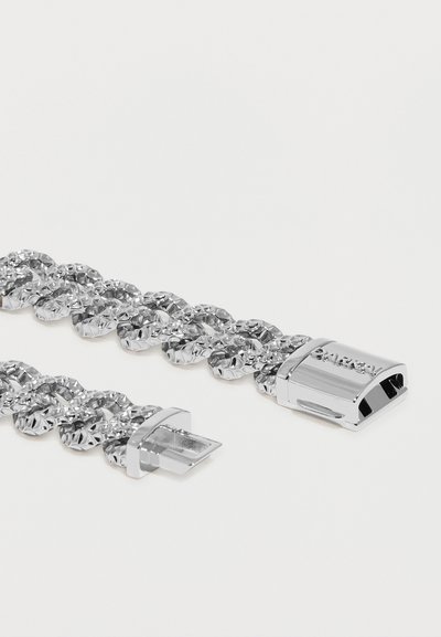 Bracciale con catena robusta in argento con maglie testurizzate e una chiusura rettangolare con il nome del marchio.