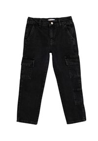 Pantalones cargo de mezclilla negra con un ajuste holgado, que cuentan con múltiples bolsillos laterales, presillas para cinturón y un cierre de botón. Textura suave, diseño de pierna recta.