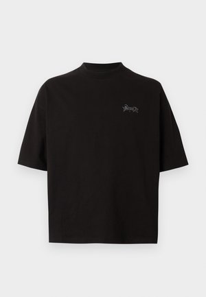 Μαύρο κοντομάνικο μπλουζάκι με στρογγυλή λαιμόκοψη και μικρό στυλιζαρισμένο λευκό λογότυπο κειμένου στο αριστερό στήθος.