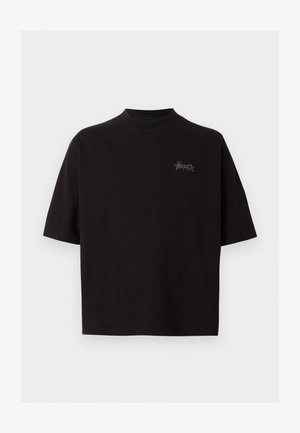 Μαύρο κοντομάνικο μπλουζάκι με στρογγυλή λαιμόκοψη και μικρό στυλιζαρισμένο λευκό λογότυπο κειμένου στο αριστερό στήθος.