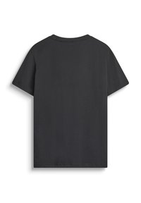 Camiseta de algodón negra de manga corta, con un diseño de cuello redondo y una textura suave. Sin logotipos ni patrones visibles en la parte posterior.