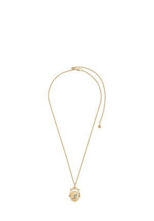 Gouden ketting met een delicate schakel en een hanger ontworpen als een medaillon met een blauwaccentletter "B" en decoratieve details.