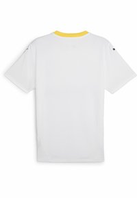Camiseta atlética blanca de mangas cortas, con un acento amarillo en el cuello y un diseño minimalista. Textura suave y sin patrones ni logotipos visibles.