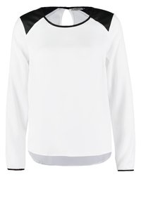 Blouse blanche à manches longues avec panneaux noirs aux épaules, col rond, dos goutte d'eau et coupe décontractée.