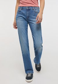 Jeans de mezclilla azul claro con un diseño de pierna recta, que presentan un estilo clásico de cinco bolsillos y un sutil desgaste en los muslos.