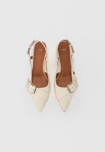 Pantofi cu toc slingback bej, cu vârful ascuțit, având o cataramă argintie strălucitoare și căptușeală interioară maro; textură din piele netedă.