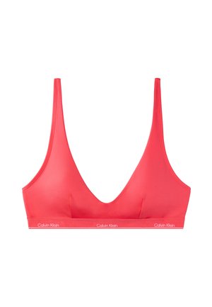Rød Calvin Klein-bh med dyb V-udskæring og tynde skulderstropper, med et elastikbånd med mærke ved bunden.