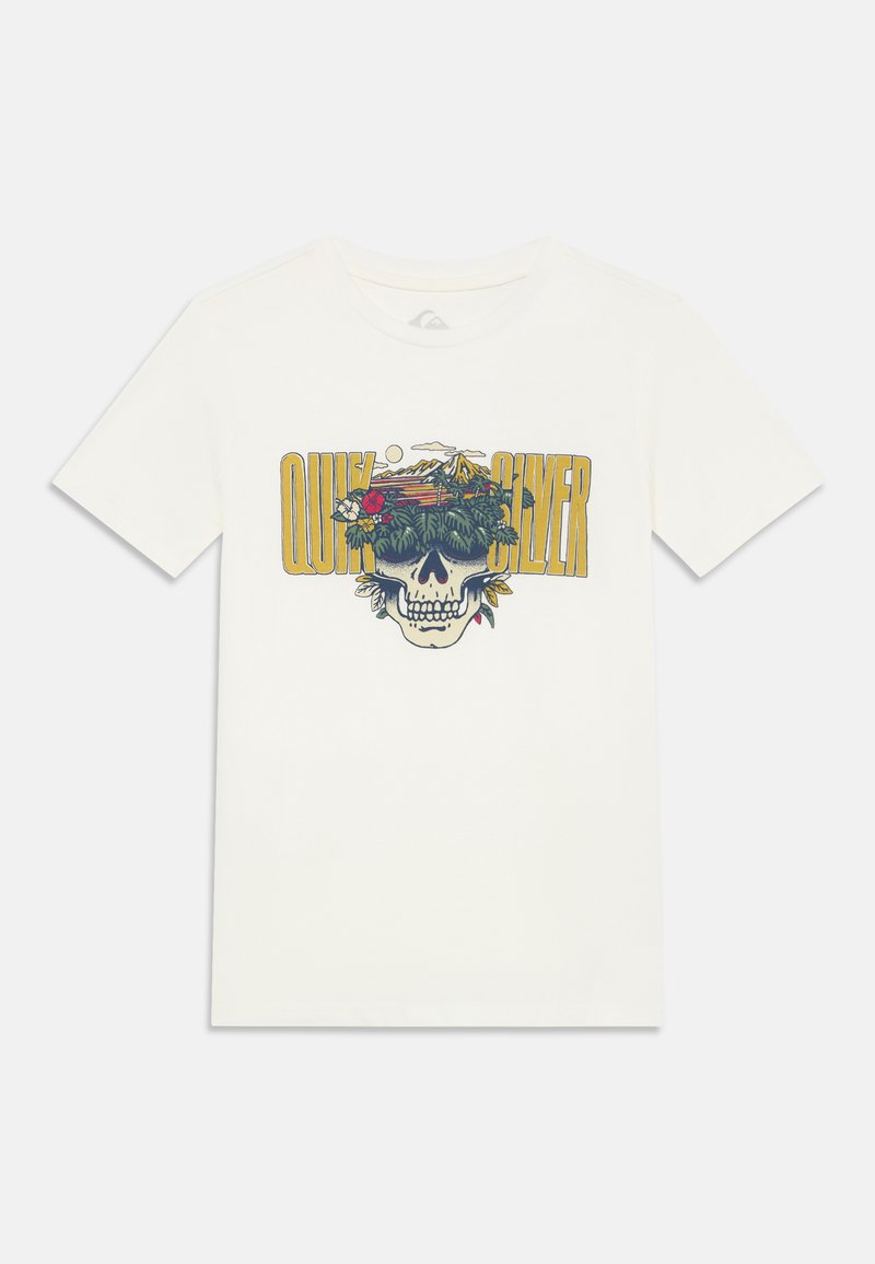 Λευκό κοντομάνικο T-shirt με σχέδιο κρανίου που φορά γυαλιά ηλίου γεμάτα με τροπικά φυτά και ηλιοβασίλεμα, με κίτρινο κείμενο "Quiksilver" από πάνω.