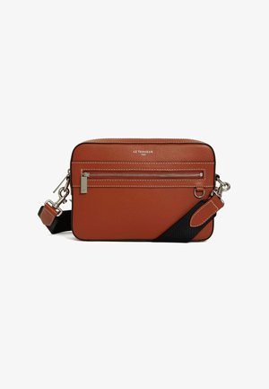 Borsa a tracolla in pelle marrone con superficie texturizzata, chiusura con zip in argento e tracolla in nylon nero. Presenta una tasca frontale con zip e logo del marchio.