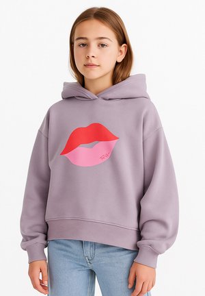 Lavender Hoodie aus weichem Material mit einem großen Grafikdesign von roten und rosa Lippen auf der Vorderseite. Sie hat eine lässige Passform und eine Kapuze mit Kordelzug.