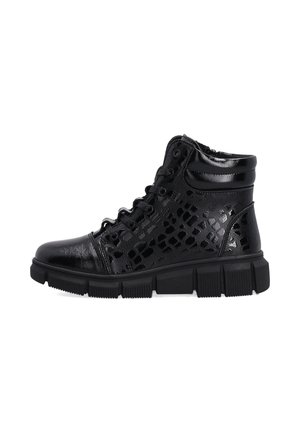 Sort højtop sneaker med blanke teksturerede sider, snørelukning foran, polstret krave og tyk mønstret gummisål.